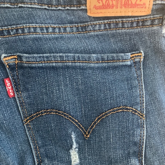 Women’s 711 Skinny distressed Levis - Picture 6 of 9